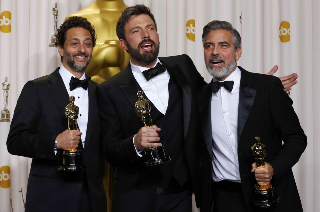Grant Heslov, Ben Affleck e George Clooney. Produtores de Argo, o vencedor de melhor filme e donos de barbas de respeito
