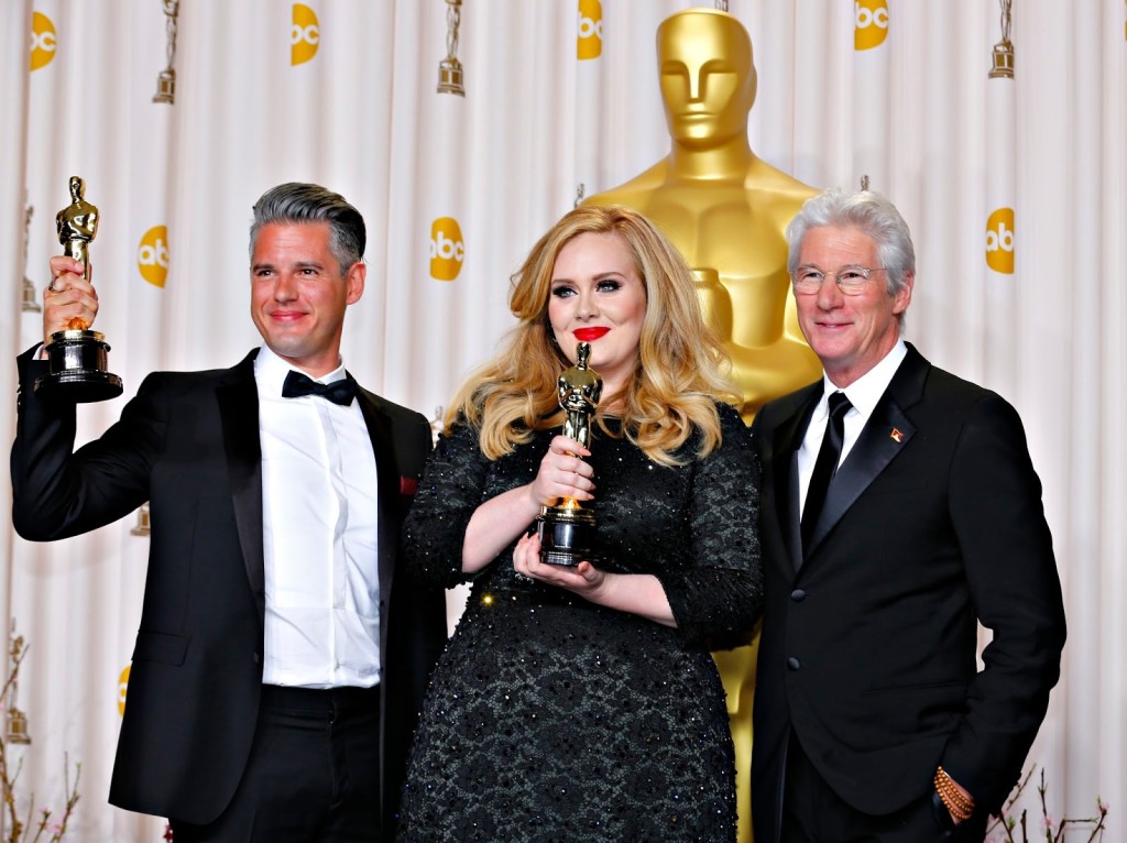 Paul Epworth, Adele vencedores na categoria Melhor Canção e Richard Gere, um dos apresentadores do prêmio