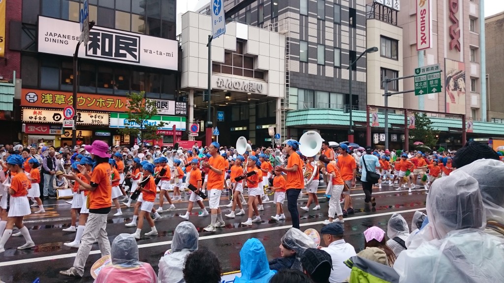 Alunos de escola de Tóquio tocam na fanfarra, também antes do início